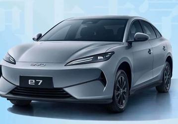 Если нужно ездить много и дешево: представлен BYD e7 с панорамной крышей, 15,6-дюймовым экраном и запасом хода до 520 км — всего 13,5 тыс. долларов