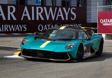 Aston Martin Valhalla впервые показал динамику на трассе Монако с Алонсо за рулём