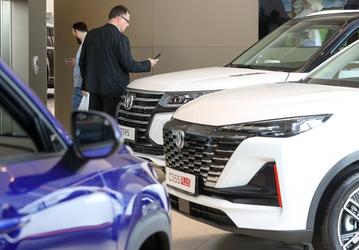 Российские дилеры пытаются избавиться от «выдержанных» автомобилей, которые застоялись в салонах: в списке оказались BMW, Lada  и китайские модели