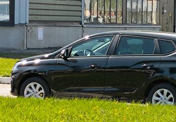 Самая практичная Lada Iskra: чёрный универсал SW впервые показали вживую со всех сторон