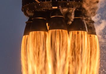 Эффектный ночной старт SpaceX Falcon 9 показали с борта самолёта