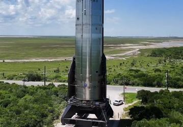 Огромный корабль Starship везут по обычной дороге к стартовой площадке. Опубликованы эффектные фото и видео