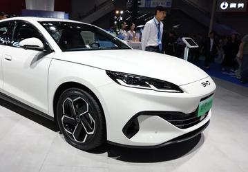 Замена BMW 330e и Skoda Superb. В Европе представлены седан и универсал BYD Seal 06
