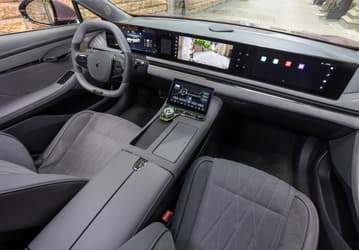 Замена BMW 7-й серии, Mercedes-Benz S-класса и Audi A8 — российской сборкой и без конкурентов. Новый Voyah Passion поступит в продажу уже в июле