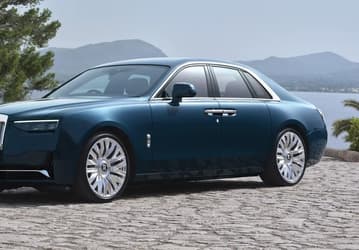 Наконец-то в России появилась возможность купить Rolls-Royce для водителя, а не пассажира. В страну прибыл Rolls-Royce Ghost Black Badge 2025 — с V12 и полным приводом