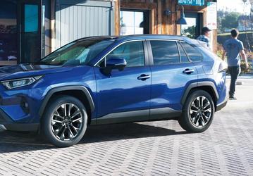 Toyota RAV4 подешевел в России: заказы принимаются от 2,7 млн рублей, полноприводная версия подешевела почти на 300 тыс. рублей за 1,5 месяца