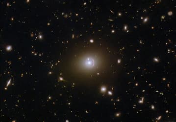 NASA показало кольцо Эйнштейна из трёх галактик, одна из них — в 19,5 млрд световых лет от Земли