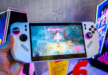 И за синих, и за красных. MSI представила портативную игровую консоль Claw A8 с процессором AMD Ryzen Z2 Extreme