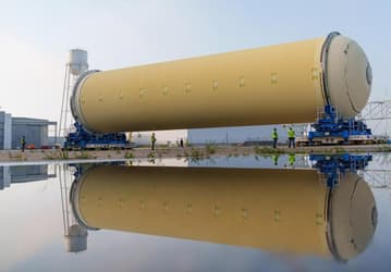 NASA завершило термозащиту лунной ракеты SLS: 32 метра пены за 102 минуты