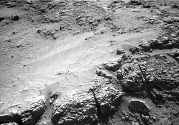 20 метров до новых открытий: Curiosity преодолевает препятствия на пути к вершине горы Шарп и обнаруживает новые геологические формации