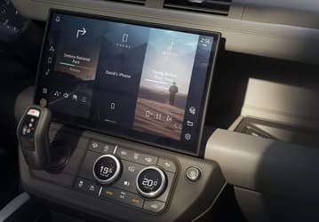 Представлен Land Rover Defender 2026: много физических кнопок и ручек, 5,0-литровый V8 на 635 л.с. и впервые — адаптивный круиз-контроль на бездорожье