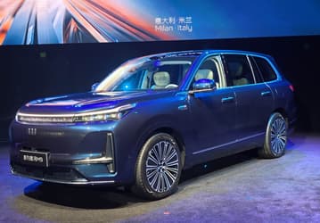 Крутой аналог Mercedes-Maybach GLS и BMW X7. Представлен роскошный шестиместный внедорожник Geely Galaxy M9 с расходом 4,8 л/100 км и динамикой спорткара