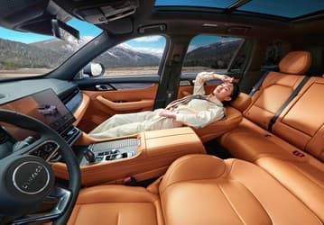 Большой и мощный кроссовер Geely — очень дешево: 554-сильный полноприводный Lynk & Co 09 EM-P в Китае продают со скидкой в 5555 долларов