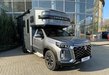 8-ступенчатый «автомат», мощный мотор, полный привод, а также душ, холодильник и даже стиральная машина. В России продают автодом Changan Hunter Plus 2025 года за 8,4 млн рублей