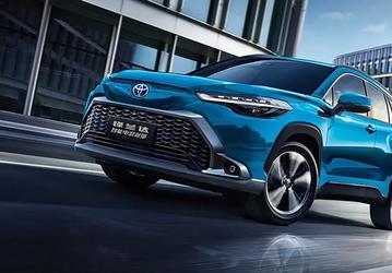 Toyota Frontlander сильно подешевел в России: машины в наличии — от 2,55 млн рублей (на 650 тыс. рублей дешевле, чем два месяца назад)