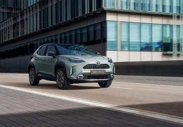 Новейший кроссовер Toyota с расходом до 5 л на 100 км и отличным оснащением — теперь дешевле. Представлен Toyota Yaris Cross Hybrid 2025