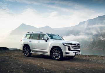 Toyota возобновила продажи автомобилей в России. Названы актуальные цены Land Cruiser, Highlander, RAV4, Camry [Обновлено]