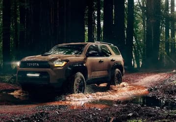 Первый по-настоящему новый за 15 лет, на платформе Land Cruiser Prado 250. У дилеров РФ появились внедорожники Toyota 4Runner 2025 — дешевле прошлогодних