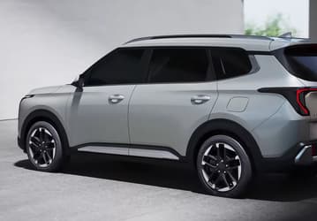 Представлен абсолютно новый Kia Carens: трехрядный кроссовер-минивен с бензиновым и дизельным моторами, который похож на электромобиль