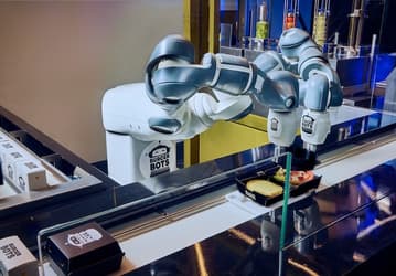 Сборка бургера за полминуты — проект BurgerBots запустил на кухню роботов вместо людей