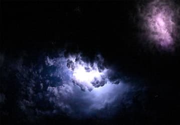 Астронавт NASA Энн Макклейн показала молнии с МКС