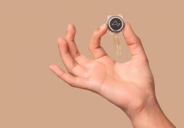 Чип Neuralink Илона Маска получил статус «революционного устройства», которое поможет людям с инсультом, повреждением спинного мозга, церебральным параличом