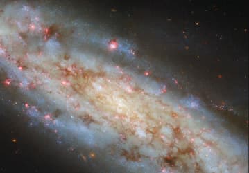 Спиральная галактика с наклоном 70 градусов: телескоп Hubble сделал фото, которое можно вставить в учебники по всему миру
