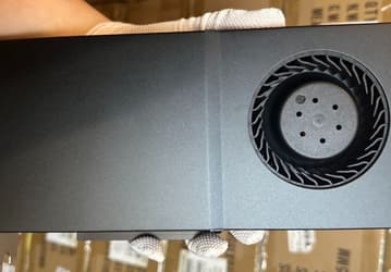 Несуществующая официально GeForce RTX 5090 появилась там, где ее не должно быть: в Китае продают топовую видеокарту Nvidia с примитивной СО с крохотным центробежным кулером