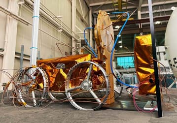 Лунные миссии станут дольше: беспроводная зарядка Astrobotic выдержала лунные условия с КПД 85%