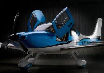 Cirrus интегрировала систему Safe Return в массовые поршневые самолеты SR-серии: нажал на кнопку — и самолет сам свяжется с диспетчером, выберет аэродром и осуществит посадку