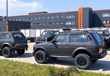 От чёрно-белых Lada Niva Bronto отказываются. Абсолютное большинство новых машин окрашены металлизированными эмалями