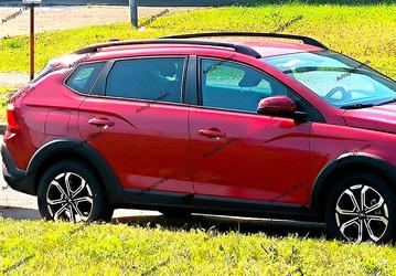 За месяц до старта продаж: Lada Iskra SW Cross показали в ярком цвете «Фламенко»