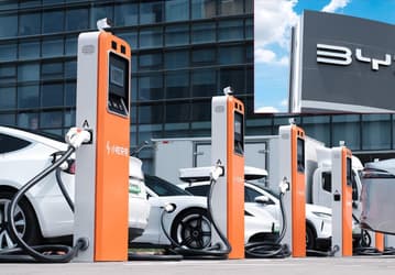 Зарядка с двумя пистолетами сокращает время на 70%. BYD  построит ещё 15 000 мегаваттных станций в Китае