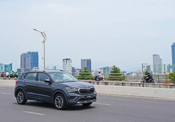 330 000 км при высокой влажности и температуре от –10 до +42 °C. Skoda не жалела на тестах новый Kushaq, который теперь собирают во Вьетнаме