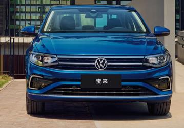 Volkswagen обновил культовый бюджетный седан: Volkswagen Bora 2025 получил три двигателя и две коробки передач, но «автомата» нет