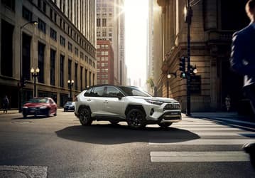 Toyota RAV4 опередил бестселлеры Ford F-150 в США и Tesla Model Y во всём мире. Это самый продаваемый автомобиль