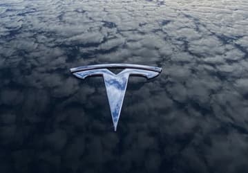 Подростка завалили на экзамене по вождению из-за стандартной функции Tesla