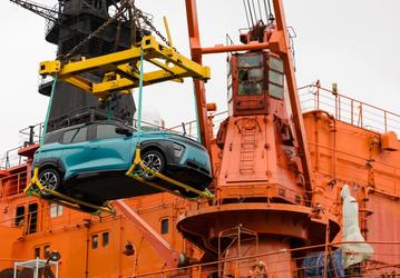 «Атом» штурмует Арктику: российский автомобиль отправили на ледоколе в полярную экспедицию