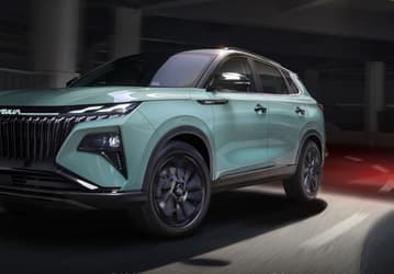 В России официально появился кроссовер размером с Geely Monjaro. Dongfeng Huge получит 1,5-литровый мотор как Honda Accord и предложит просторный салон