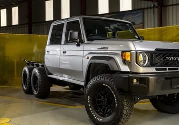 Крутой внедорожник Land Cruiser стал ещё круче: «новому старому» Land Cruiser 79 добавили третий мост и два дополнительных колеса
