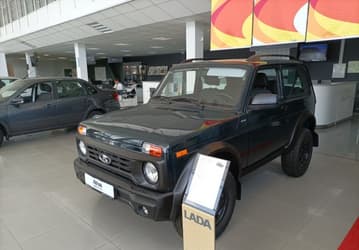 Lada Niva Legend впервые за 13 месяцев вошла в число самых популярных внедорожников в России