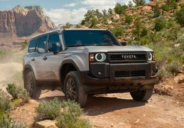 Toyota Land Cruiser Prado 250 сильно подешевел в России: машина с 2,4-литровым турбомотором под заказ уже от 7 млн рублей вместо 11 млн в начале февраля