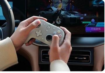 Современные машины похожи не только на смартфоны, но и на игровые консоли. Представлен современный и дешёвый геймпад для машин BYD