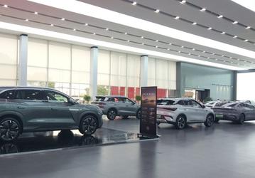 Огромные скидки уже не помогают: запасы машин растут, BYD сокращает смены и замедляет производство