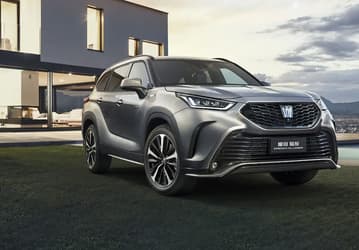 Премиум-версия Toyota Highlander стала доступнее в России: у дилеров появился бензиновый Toyota Crown Kluger за 5,85 млн рублей