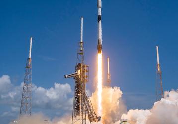 За год ракета SpaceX Falcon 9 вывела в космос почти две килотонны полезной нагрузки — это масса 4,7 МКС
