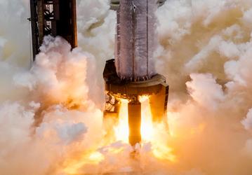 Все 33 двигателя Raptor ускорителя Starship Super Heavy включили перед юбилейным запуском самой большой ракеты в мире