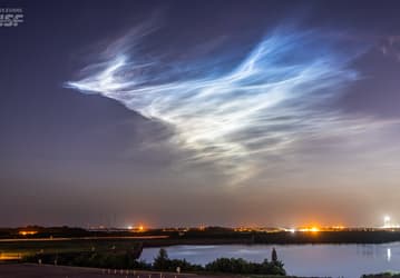 Ракета SpaceX Falcon 9 устроила световое шоу над побережьем