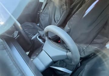 Самая дешёвая Tesla в истории: теперь без панорамной крыши, с упрощённым салоном и освещением