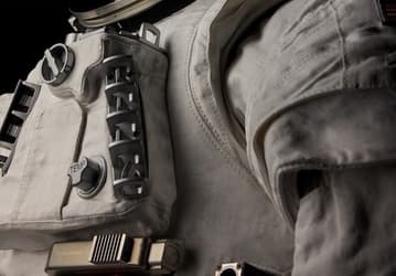 Oakley разработает золотой визор для лунных скафандров NASA